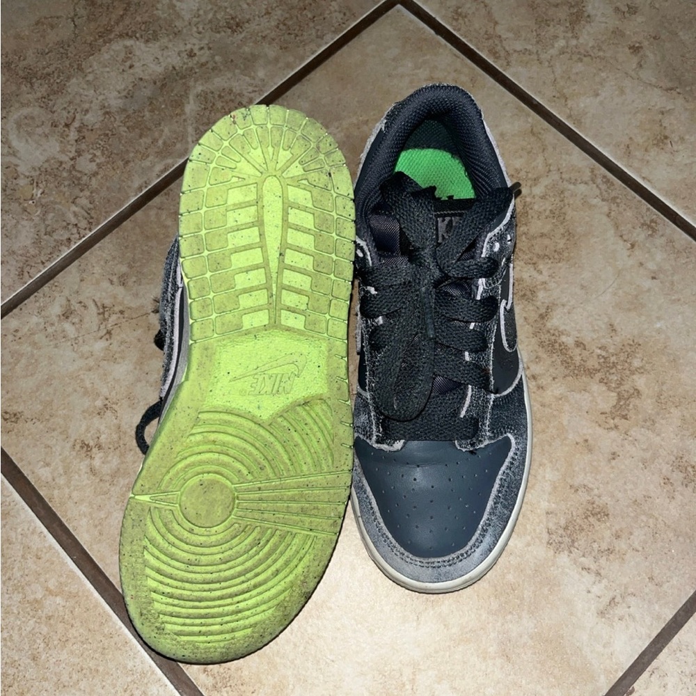 NIKE DUNK LOW SE (GS)-IRON GREY/PHANTOM-GHOST GREEN - Picture 3 of 3